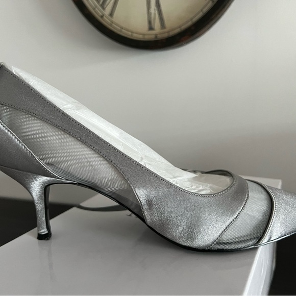 Nine West beautiful ladies pewter satin dress shoe - Picture 7 of 10
